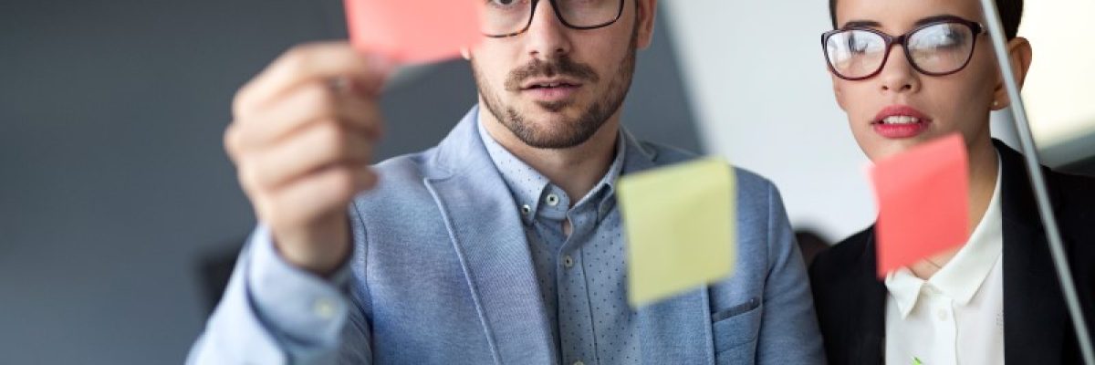 Business People Meeting At Office And Use Post It Lfevmrg Min Datalex - Datalex Contabilidade